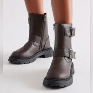 Wild Diva Osaka Lug Sole Combat Boots In Brown Dual buckles Size: 7 NEW
